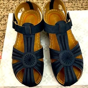 Closed toe sandals #214